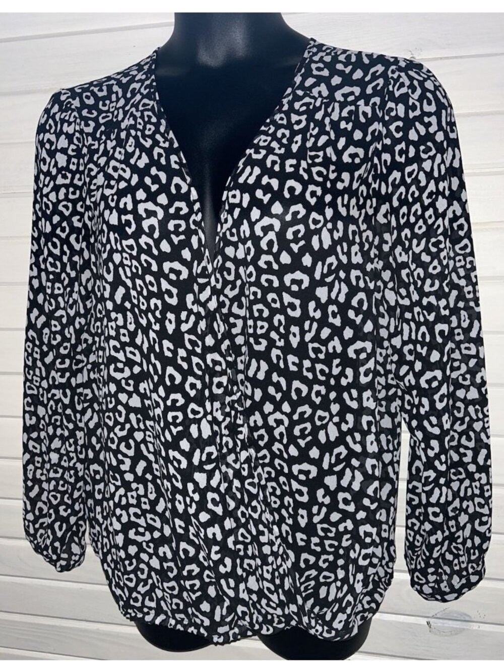 Torrid Sz PLUS 1 1X Black White Leopard Faux Wrap Top Surplice L/S EUC
